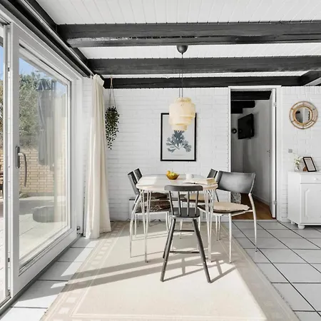 Stunning In With Kitchen بيت للعطل